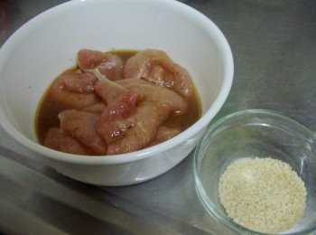 step2: 然後準備好所需<span class="group_1">材料</span>ˊ<span class="group_2">調味</span>先拌勻ˊ豬排肉直接放入醃漬ˊ 如果沒有熟芝麻ˊ(就將白芝麻先烤香或炒香備用)