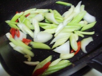 step3: 然後加入西洋芹略為拌炒 (炒的時間沒一定標準ˊ請根據自家喜好口感決定食材軟硬)