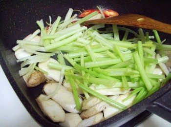 step4: 步驟4然後加入芹菜略為拌勻