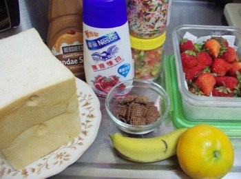 step1: 先準備好所需<span class="group_1">材料</span>ˊ水果先清洗乾淨處理成適當大小備用