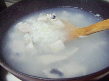 step4: 水滾後加入處理好的虱目魚肚和薑絲ˊ煮熟