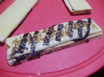 step5: 然後再灑上酌量鰹魚芝麻ˊ烤箱預熱ˊ以200度烤12~15分鐘即可