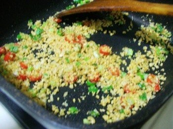 step3: 接著加入豆酥ˊ中小火慢慢炒香約5~6分鐘並加入<span class="group_3">調味</span>炒勻