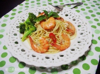 step6: 蝦頭和蝦身分開處理ˊ一方面可以讓蝦的鮮美徹底發揮ˊ 另一方面也不怕蝦肉煮老了喔。 喜歡的趕緊動手試試看。