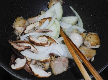 step4: 然後運用雞皮自然產生的雞油將洋蔥/香菇/ 一起拌炒至香味溢出