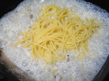 step6: 義大利麵約7~8分熟後，撈入和所有菇類醬汁續煮入味