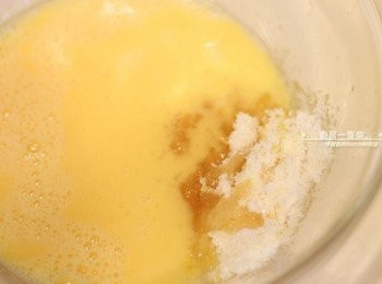 step3: <span class="group_1">馬德蓮</span>雞蛋打散，加入步驟②完成的檸檬糖、蜂蜜、鹽，拌勻。