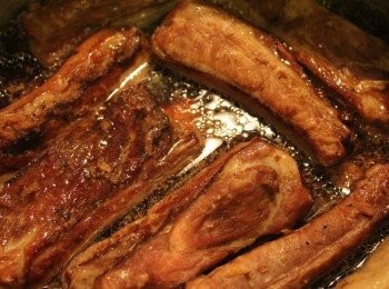 step1: 先將豬肋排用自己喜歡的滷汁配方滷30分鐘