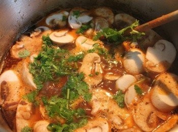 step6: 燉煮70分鐘後, 將磨菇切片放入, 再煮20分鐘到牛肉軟嫩即完成. 起鍋前做最後調味並加入香菜或九層塔提香