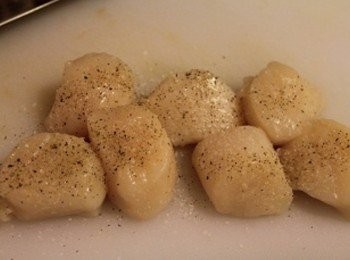 step3: 大干貝表面用鹽巴/黑胡椒調味, 入鍋煎 ** 因為干貝很厚, 請用中火慢煎, 煎的同時請勿一直翻面, 單面煎3-5分鐘後再翻面