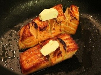 step4: 起鍋前加入奶油與1大匙檸檬汁, 煎至奶油融化, 檸檬汁收乾即完成