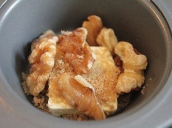 step1: 取瑪芬蛋糕烤模, 在"每一個"底部鋪上10g奶油, 10g黑糖與3-4個核桃碎, 共鋪六份