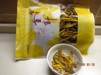 step1: 將台東金針花.扁魚.乾香菇泡軟, 蒜頭拍扁