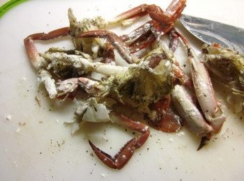 step3: 螃蟹蒸熟切塊,灑上麵粉及黑胡椒