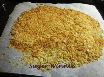 step2: 麵包粉放烤箱約160度烤到金黃色拿出,鍋子放油再炒香麵包粉備用