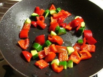 step3: 紅椒. 小黃瓜切丁,原鍋放入加少許塩稍炒起鍋