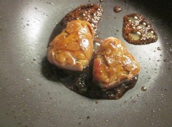 step5: 將醬油及糖放入鍋中使飯糰均勻上色,上桌前灑些白芝麻即可,不要煮太久會過鹹且飯糰容易鬆散開