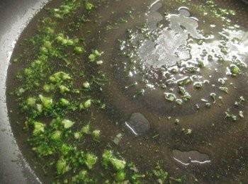 step6: 鍋中加水用少許塩調味,再放入花棷菜末煮滾,調太白粉水勾芡,起鍋淋少許香油,再將湯汁淋在5.即可上桌