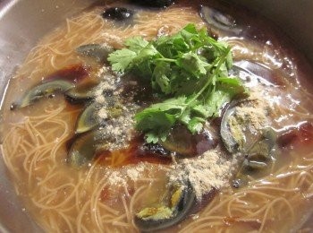 step4: 取一個碗放入太白粉5大匙及水調成芡水,待麵線滾起後一邊倒入芡水一邊攪拌勾芡至濃稠,最後加入切片皮蛋3顆.白胡椒.香油.黑醋.香菜即可享用