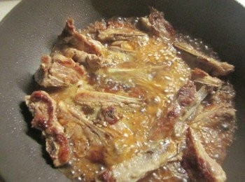 step2: 鍋中放油加入薑片及蔥段爆香,再加入排骨煎至金黃色,由鍋邊淋作法1的<span class="group_2">醬汁</span>拌炒一下轉小火蓋鍋蓋煮10分鐘(中途再翻炒一下)