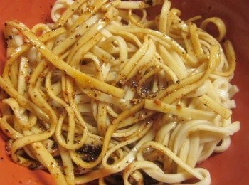 step4: 將五木營養麵條撈起和作法2.<span class="group_2">醬汁</span>一同拌勻,再灑一些白芝麻及葱花即可.