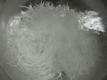 step4: 起一鍋水將冬粉煮熟,立即撈起過冷開水瀝乾