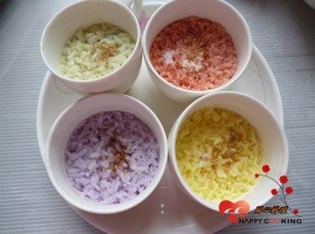 step1: 將四種彩色米放入杯中,用電鍋一杯水蒸熟,<span class="group_2">調味</span>