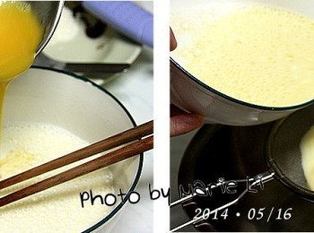 step3: 接下來把混合好的 (A)材 加進 (B)材 裡面
攪拌均勻之後再取一只小鋼盆
將混合後的液體過篩，流入鋼盆裡面