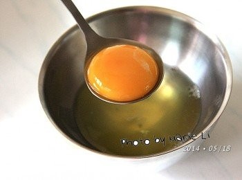 step1: 事前準備工作：

先將一顆蛋打進碗裡
小心地將蛋黃與蛋白分開

※ 注意不要讓蛋白沾到蛋黃、水和油喔！