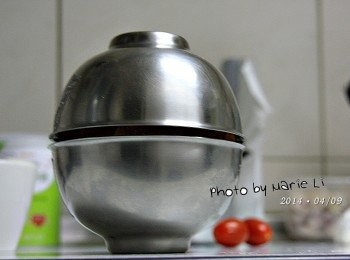 step7: 因為使用的是兩只碗相叩
所以麵糰經過烘烤膨脹後碗也產生了間隙
靠近間隙的地方自然烘烤的色澤就比較深
這是克難式的模具所帶來的一點困擾
不過我個人是覺得還可以接受

戴上隔熱手套，小心翼翼地將碗取出
不知道給悶在裡頭完全無法預見的麵糰
這時候是否有乖乖地成為理想中的模樣來了
期待的心情隨著即將掀開的碗慌亂了起來