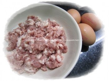 step1: 將雞蛋拂打，加入其他材料混合，拌勻，倒入深碟上。
