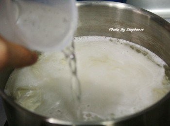 step4: 水滾後即可放進麵條～~待放進麵條後水再次沸騰即可再放進一米杯的水～等水再一次煮沸續煮1～2分鐘即可起鍋～把麵條泡冰塊水做冰鎮的動作增加Q度~煮一鍋水～