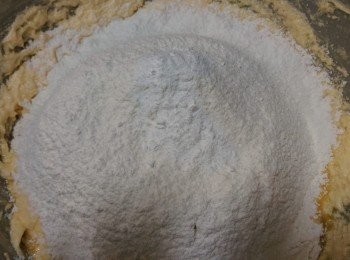step3: 攪拌完之後；將過籂麵粉及泡打粉倒入一起攪拌均勻