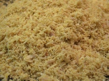 step4: 再炒約一段時間就會變得很鬆散。待水份完全炒乾時，加入白芝麻拌炒30秒就完成。