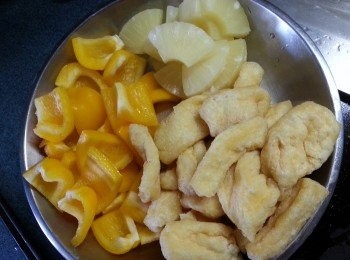 step3: 黃椒洗淨去籽切粒,菠蘿切粒,豆腐卜出水後洗淨