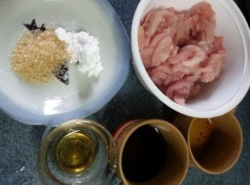 step1: 豬肉切絲,用1茶匙酒,1茶匙生抽,少許糖,1茶匙豆粉,1茶匙麻油醃半小時以上.竹筍切絲用滾水出水2分鐘