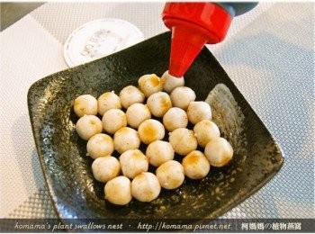 step3: 接著將黑糖蜜直接沾淋在黑木耳QQ圓(鮮奶口味)上，可依個人喜好隨意調整。