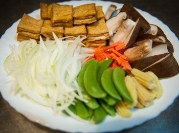 step2: 油豆腐過水、洋蔥切絲、香菇切小塊、玉米筍對切、紅蘿蔔切小片、甜豆洗淨備用。