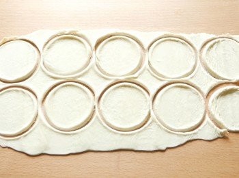 step7: 以撻模印出10塊圓形酥皮。