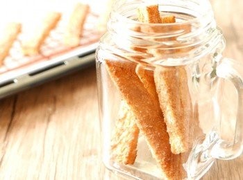 step7: 取出麵包條至室溫完全放涼後，放入存氣的容器中，建議三天內享用完畢。