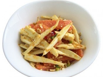 step6: 起油鍋加入蛋黃、蒜末、辣椒末翻炒，蛋黃起泡後，加入筊白筍、蒟蒻翻炒，起鍋前以鹽巴、胡椒調味最後撒上蔥花即可。