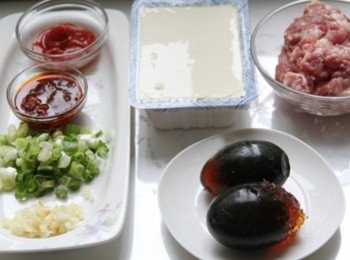 step1: 鍋加熱，將絞肉倒入鍋中煸炒至焦香釋出油脂後放入蒜末炒香。