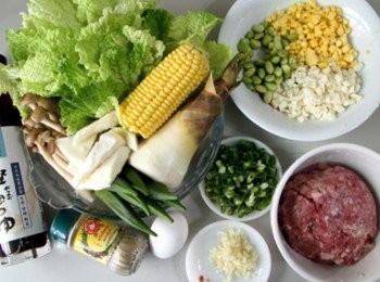 step1: 鮮竹筍半根切碎、半根切滾刀塊。