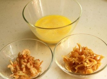 step2: 干貝洗淨以米酒泡軟後撕開成絲狀，蝦米洗淨泡軟瀝乾水份。