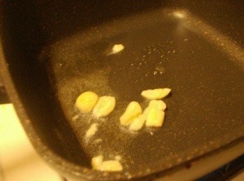 step2: 2.熱鍋後放入一大匙油先爆香蒜頭