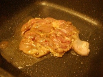 step3: 熱鍋後不用放油ˊ直接將醃漬好的雞腿肉ˊ雞皮朝下放入鍋中煎至金黃焦香