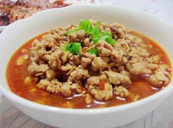 step10: 道地的四川麻婆肉醬ˊ是以牛絞肉為主角ˊ 調味更辛辣夠勁ˊ除了今天食譜標示的調味ˊ 還會加入辣椒末和花椒粒一起拌炒ˊ 以今天分享的作法及成品ˊ除了多了豆辦醬的特別香味ˊ 並不會很辛辣ˊ是連小朋友都可以接受的口感。 因為考慮家裡小朋友所以只用辣豆辦醬做基底ˊ 嗜辣朋友再自行添加運用哦~