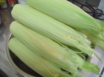 step1: .新鮮甜玉米ˊ撥掉一些外皮ˊ用水沖洗乾淨