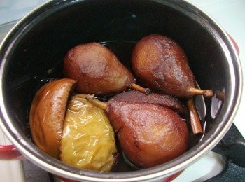 step6: .(過程可觀察一下ˊ順便幫助翻面讓上色更均勻喔).... 要不就不惜成本ˊ紅酒量下多一些ˊ淹蓋<span class="group_1">材料</span>~