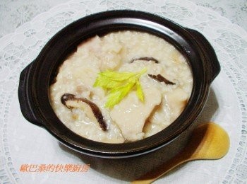 step12: 用碗盛起再隨意灑上少許芹菜末就能上桌享用了